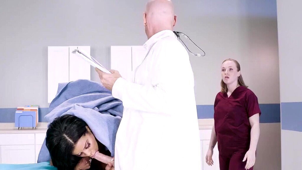 Секс госпиталь встречает русоволосую лесбиянку и доктора ебаря